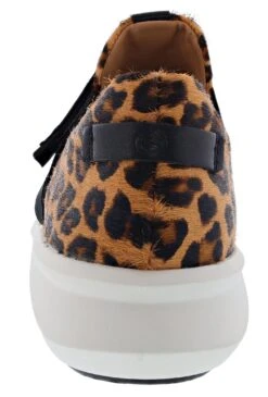 Clarks Women's Un Rio Strap Hook & Loop Slip On Sneakers With Arch Support -Altra Store 0754701 04